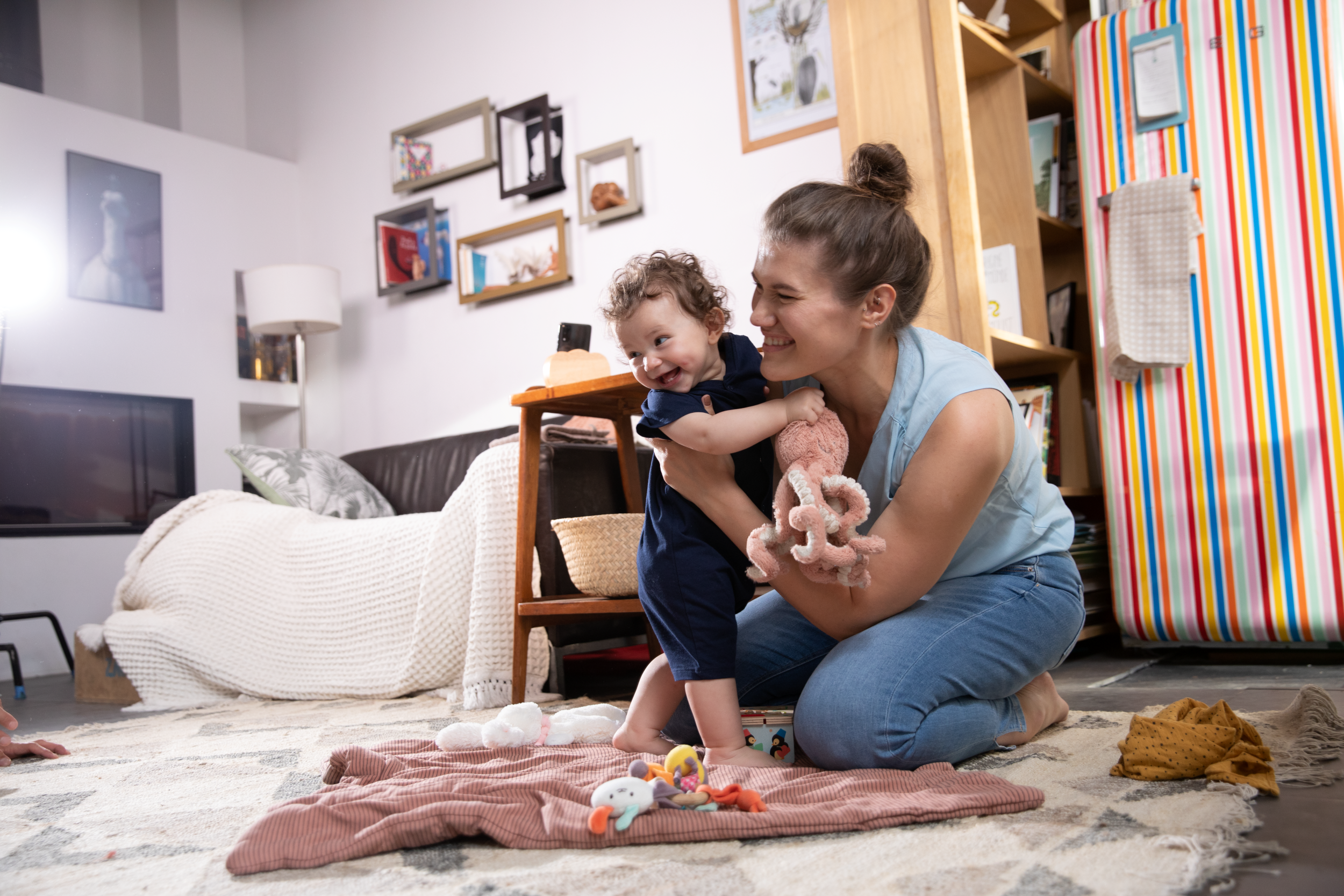 Mamma spēlējas ar bērnu. Rotaļas ar mazuli