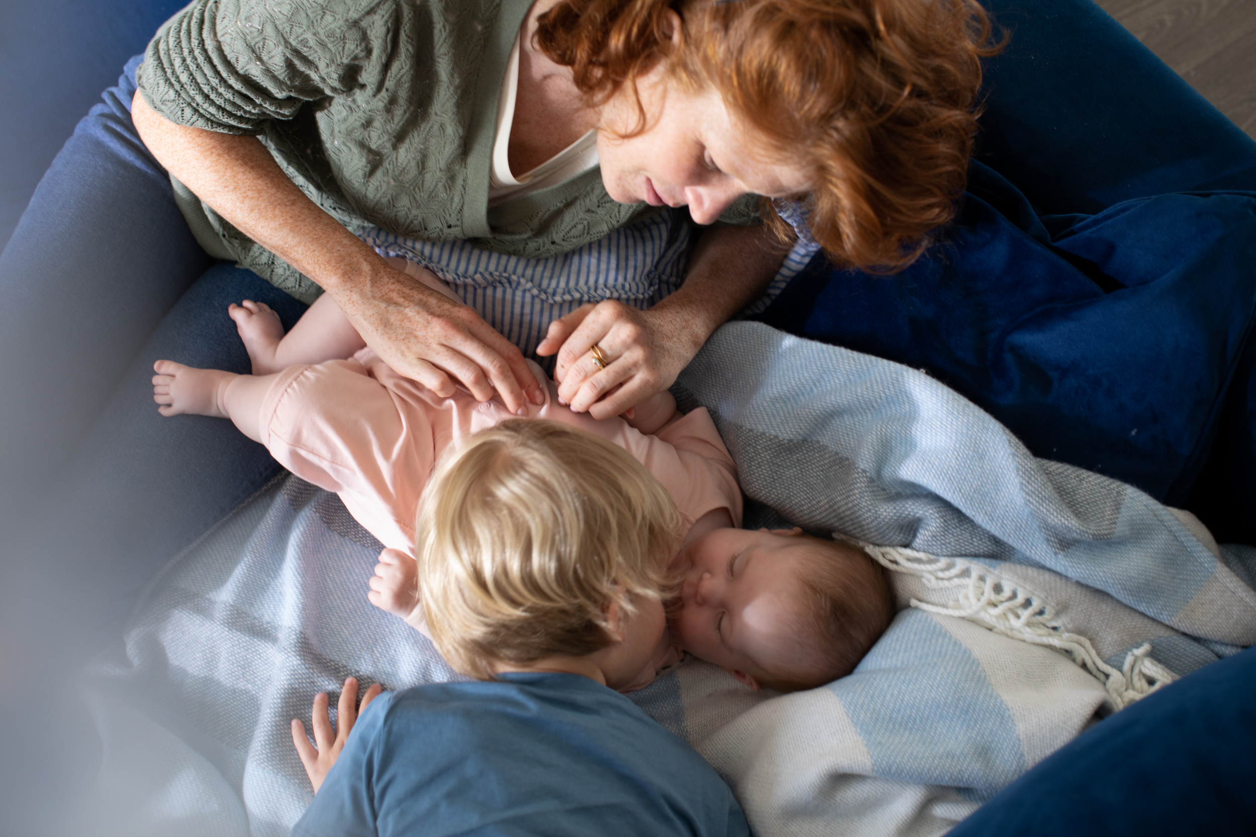 Mātes piena unikālās īpašības. Mamma ar dēlu rūpējas par mazuli