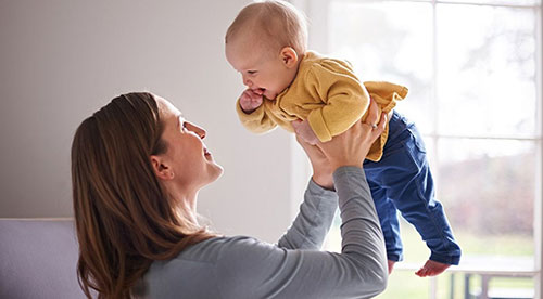 Antibiotikas. Laimīgā mamma spēlējas ar mazuli